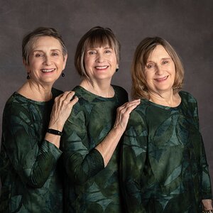 2026-003-044 Emily Murphy & sisters-Edit.jpg