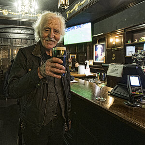 Leo Lyons having a pint at the Globe Tavern in london