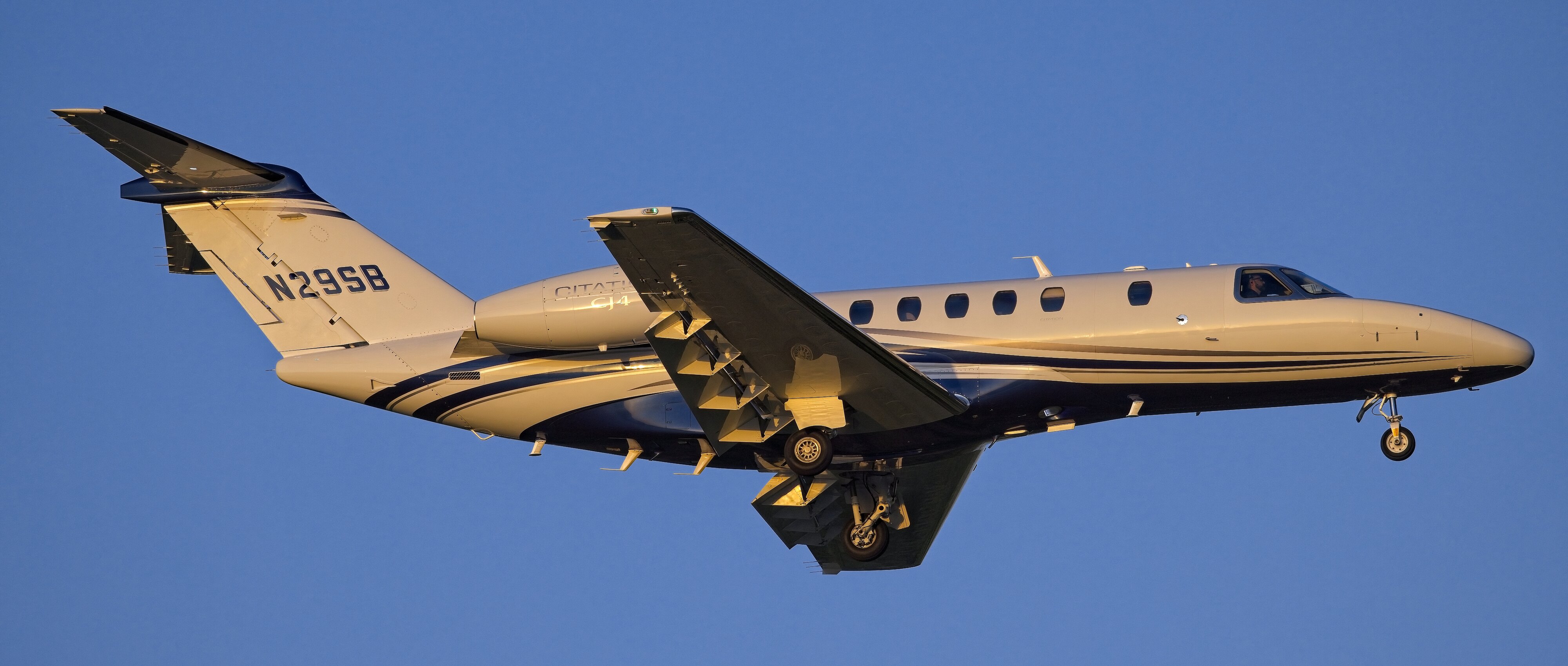 Cessna Citation CJ4 N29SB on final approach to KSGR from Cullinan Park