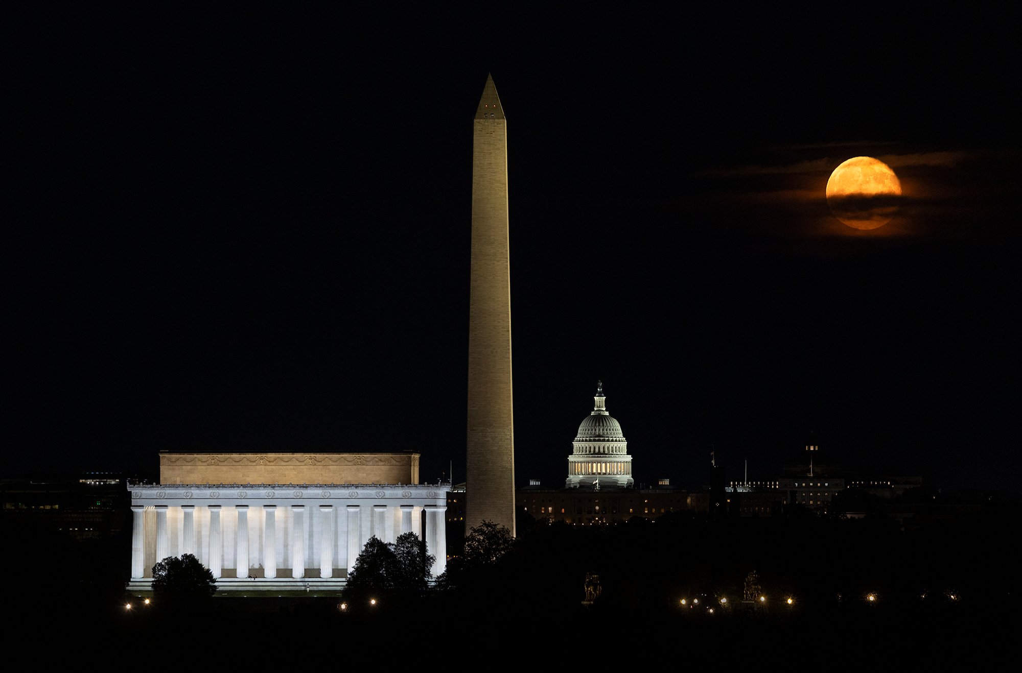 darkskymoonrisinDCsm.jpg