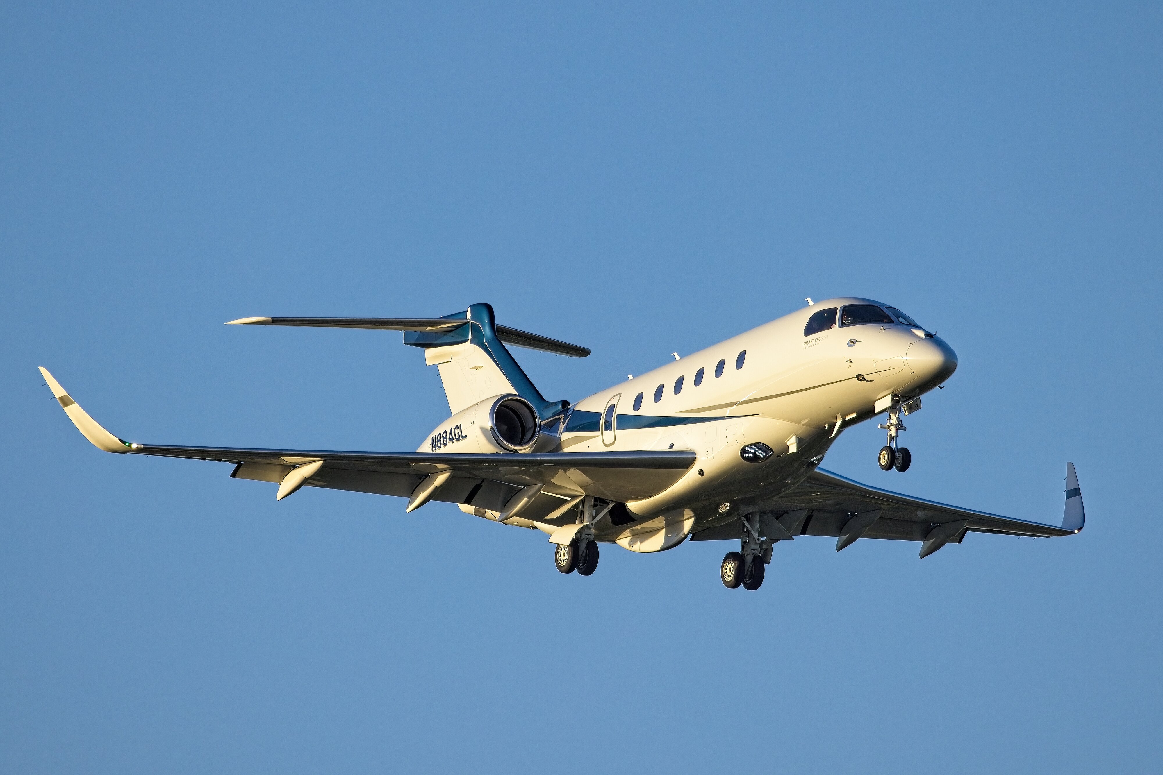 Embraer E550 N884GL on final approach to KSGR from Cullinan Park