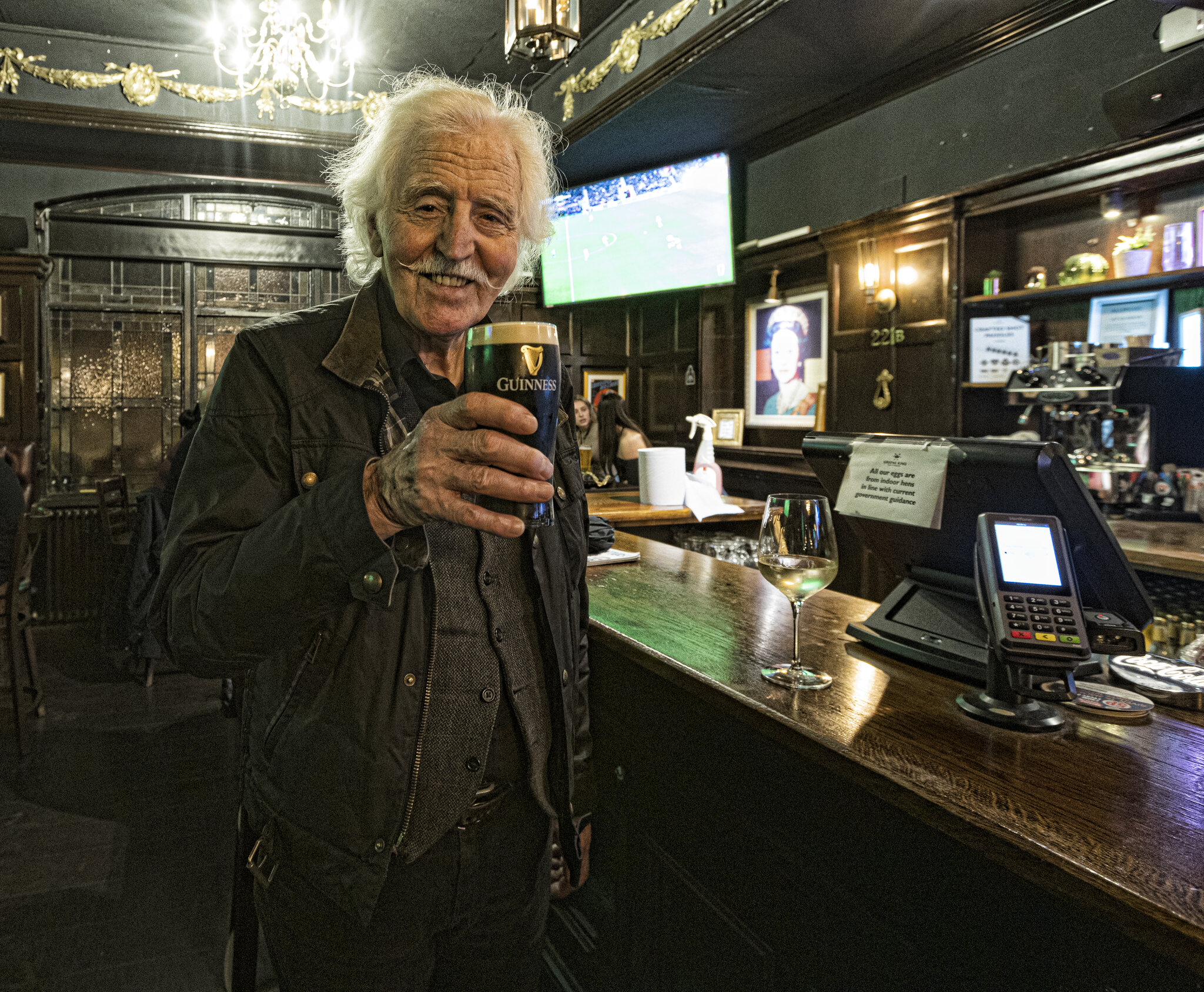 Leo Lyons having a pint at the Globe Tavern in london